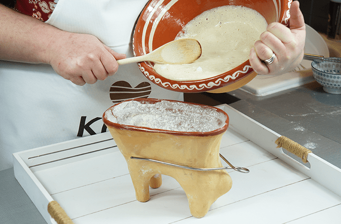 Etape de la préparation de l'agneau pascal aux agrumes, la pâte est versée dans le moule